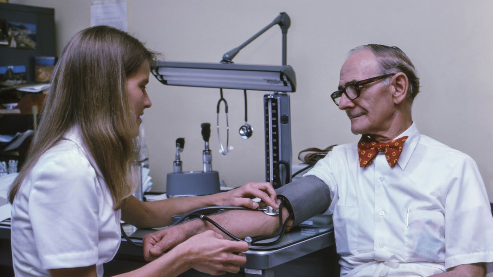 Ärztin misst einem Patienten den Blutdruck